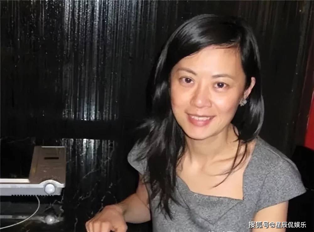 曾是央视主持人,却要做英国人,如今单身带儿女回国捞金活得惨淡_姜丰