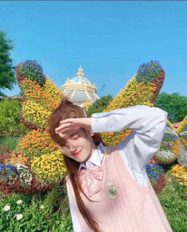 鞠婧祎晒出迪士尼游照,jk风穿搭甜美又清纯,让人忍不住想叫学姐_马甲