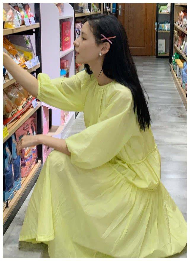 张曦的这件便服很温柔,像书里出来的一样,她的侧脸很精致,用长发斗篷