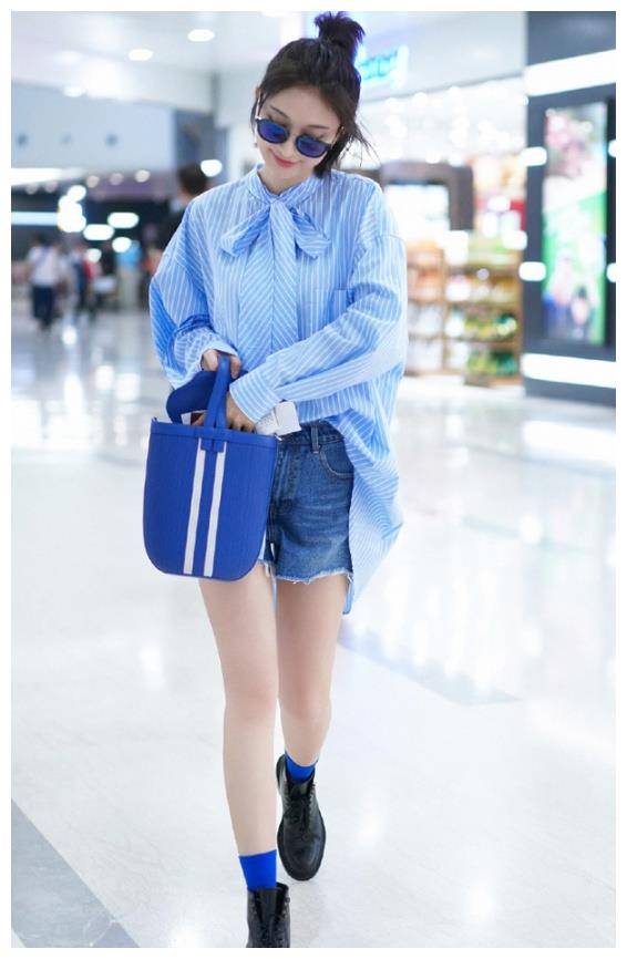 原创张俪穿搭真有心机穿的袜子故意比裙子长5cm效果惊艳了