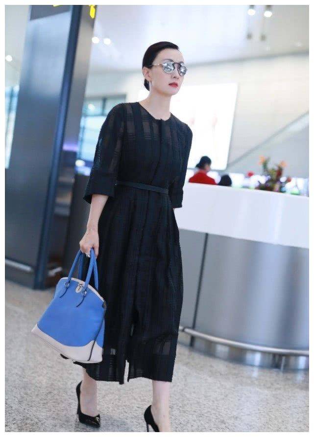 身穿深蓝色长裙 恨天高,是47岁的样子_穿着_风格_高跟鞋