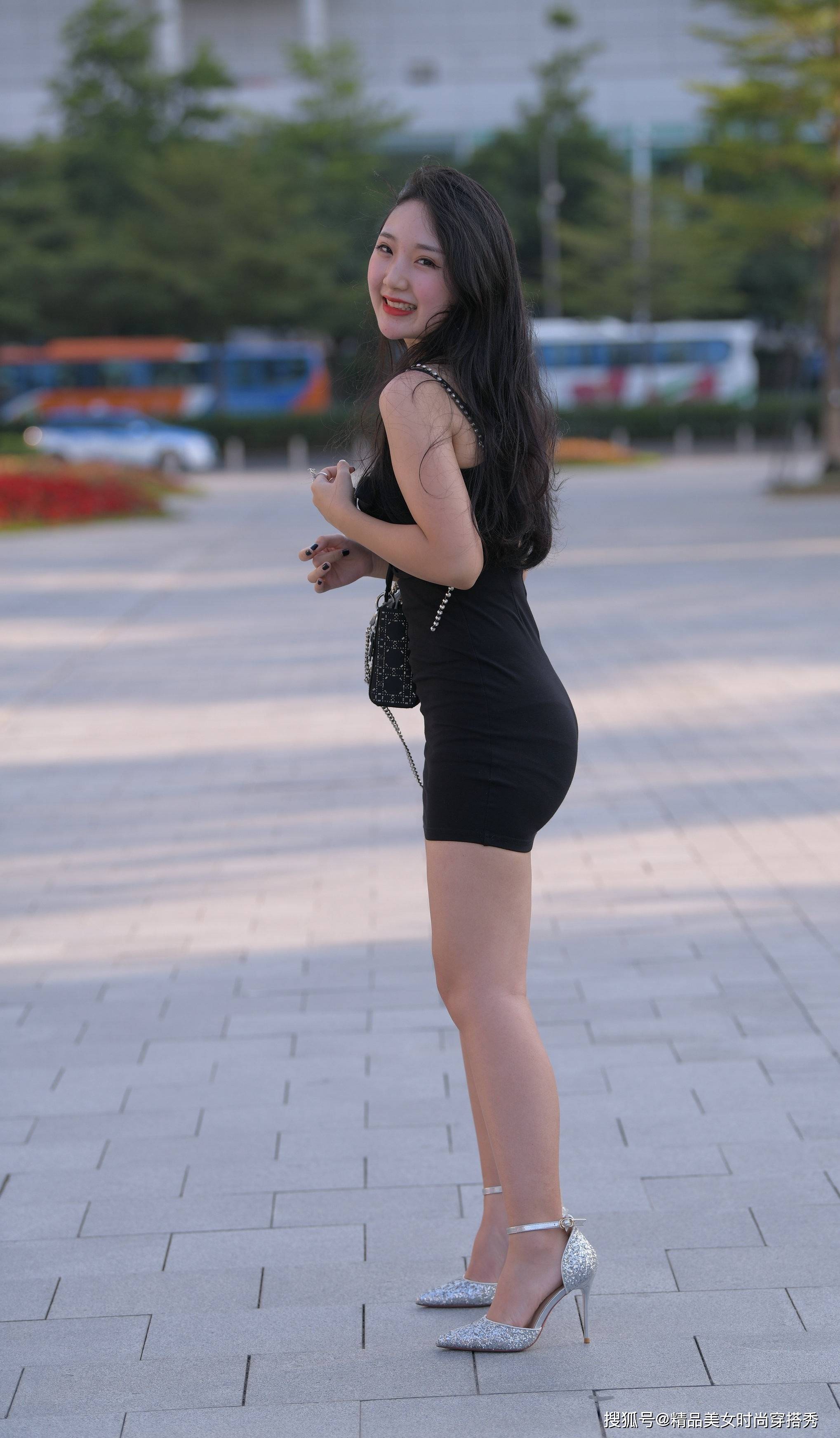 黑色的吊带裙性感又显瘦,简约而不失个性的版型,俏皮又有女人味_高跟