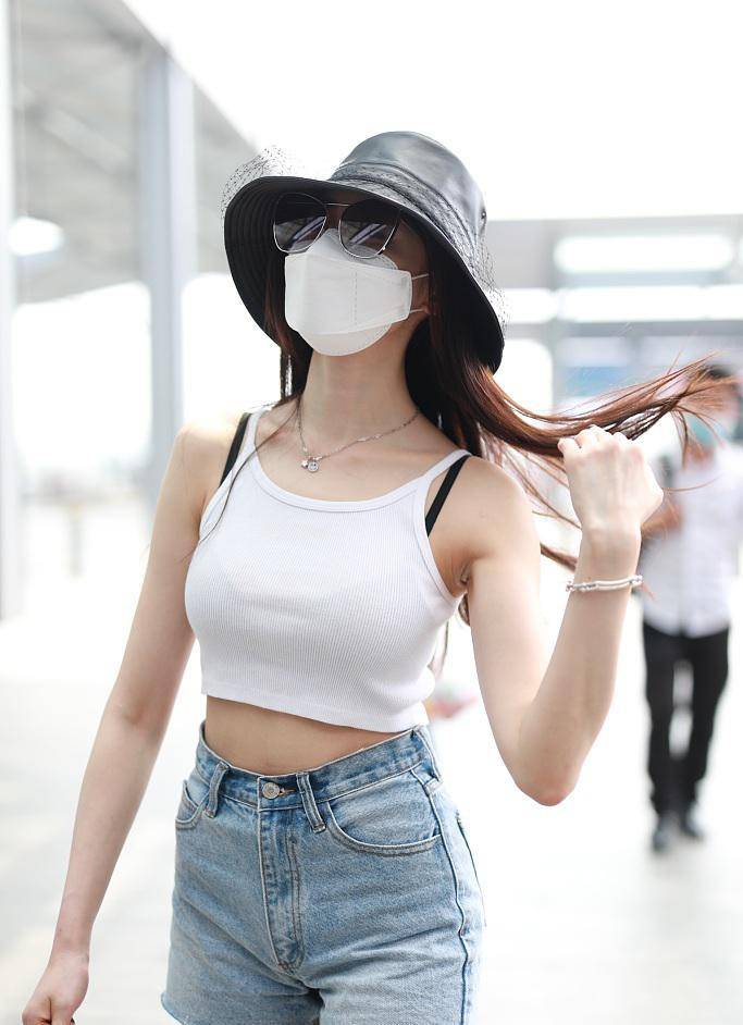 原创张天爱小吊带牛仔热裤走机场狂秀细腰美腿随意撩发散播魅力