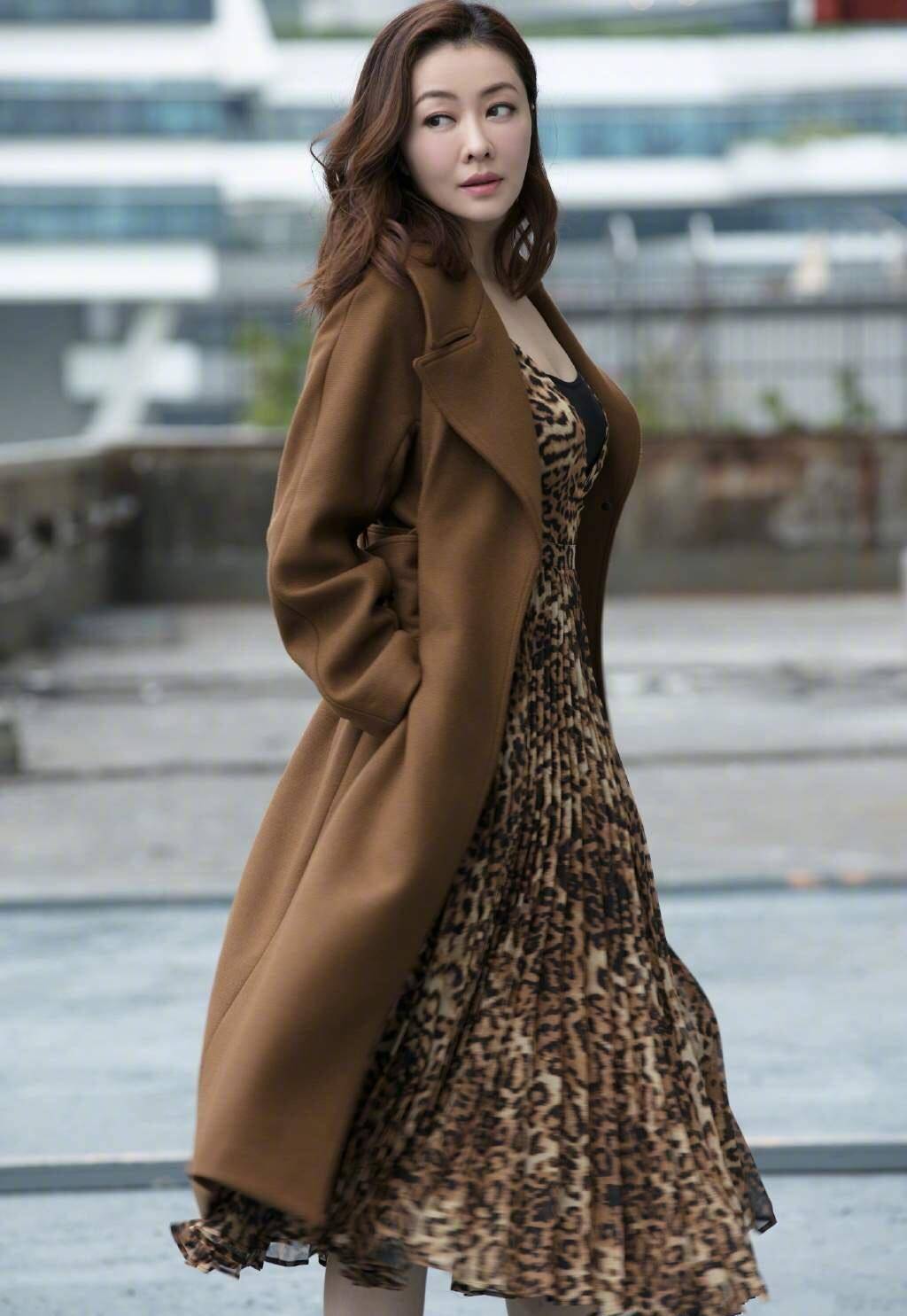 原创熊黛林气质好高级时尚穿焦糖色风衣优雅大气女人味爆棚