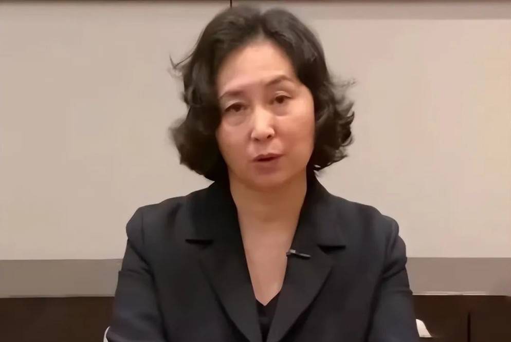 三房的女儿何超坤,在二房里算是比较普通的,长相完全遗传自母亲蓝琼英