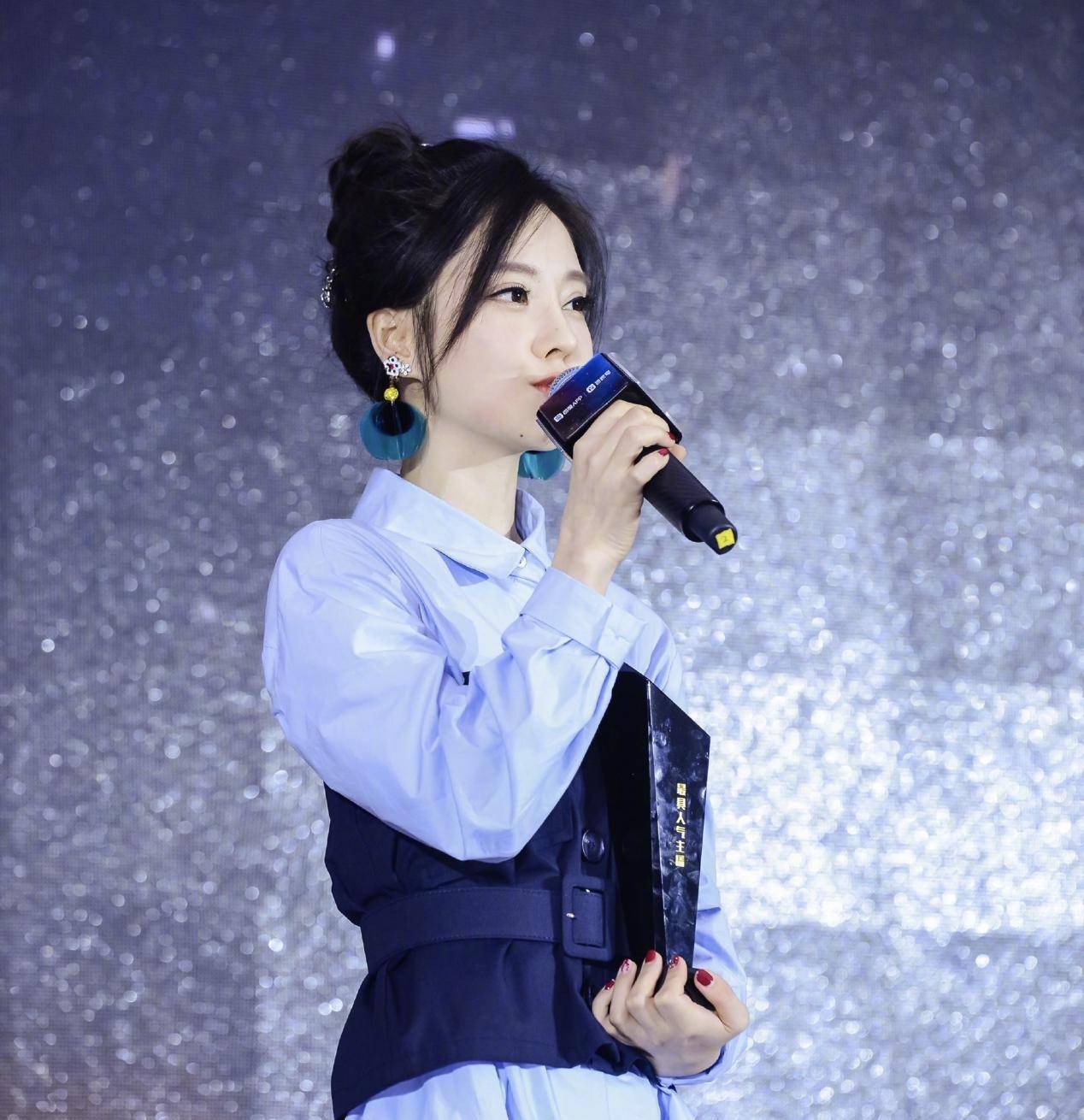 娱乐圈宠儿冯提莫再次展现不俗实力舞台甜美开场太喜庆