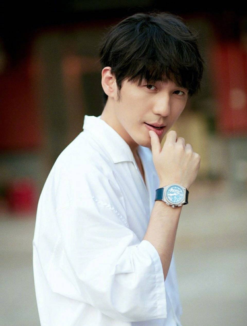 虽然生活中的白宇更喜欢留胡子,可能他觉得非常的时尚,事实上也却是