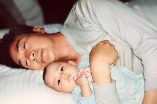 原创寇振海全家照曝光12岁儿子与他一样高小20岁娇妻非常显老