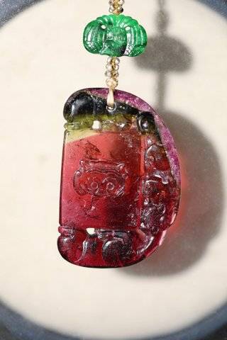 清代三色碧玺兽首佩