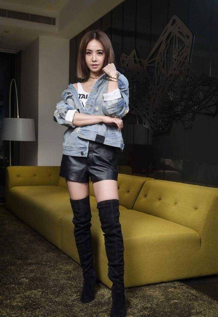 原创夏天别说没衣服穿看蔡依林一件皮衣外套最百搭怎么穿都美