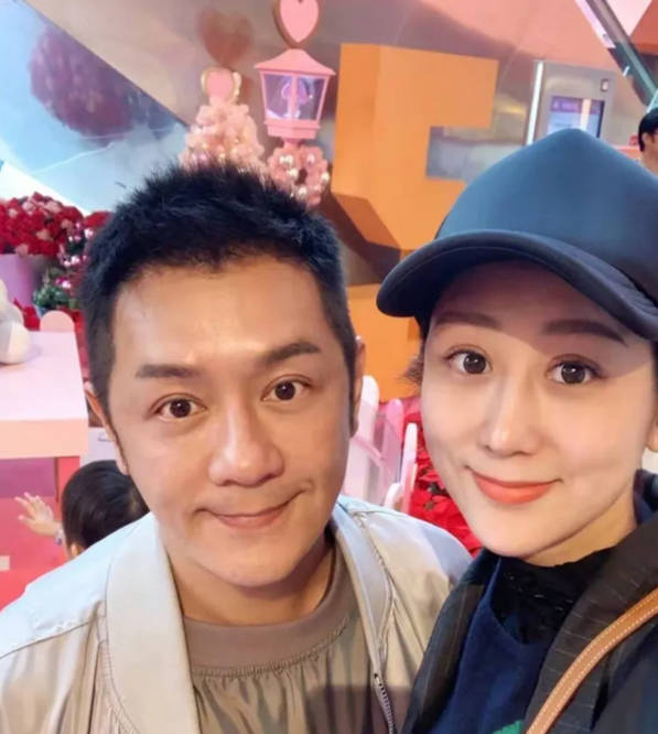 生四个娃少女感十足,穿短裙运动引争议_蒋丽莎_身材_陈木胜