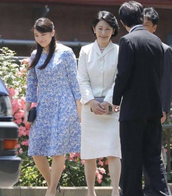 原创             日本公主出行没皇家范，穿搭低调如邻家少女，驸马爷扎小辫挺帅气