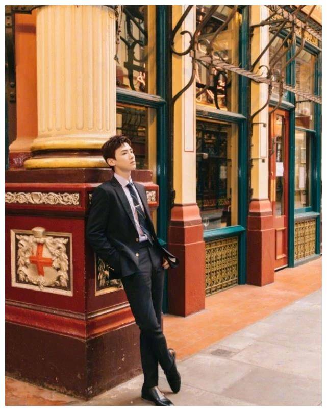 这一片白敬亭穿着黑色的西装.