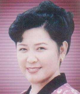 以及甜润动听的唱腔,俊美靓丽的扮相和潇洒细腻的演技,倾倒了广大观众