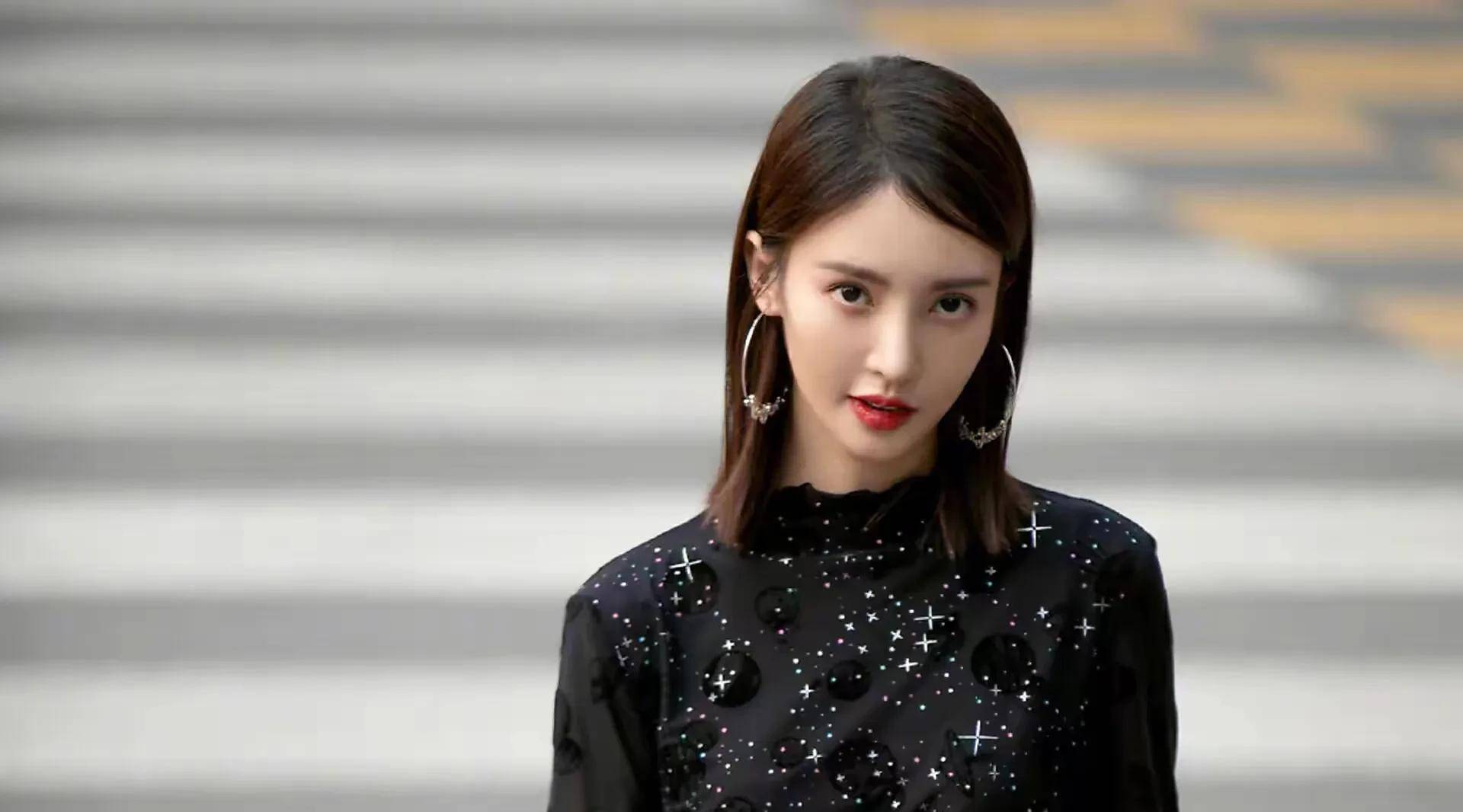 据不完全统计,金晨曾与邓伦,韩东军,邓伦,张超,贾乃良,王大洲发生丑闻