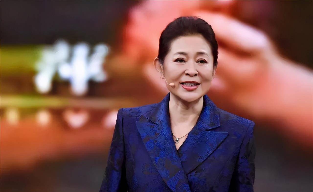 原创61岁倪萍近照曝光精气神十足跟身边好友相谈甚欢