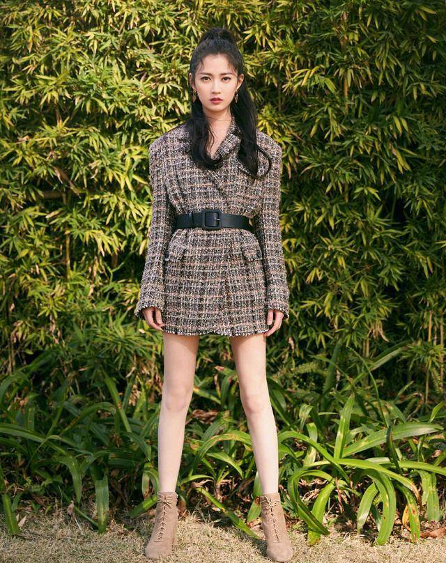 陈钰琪吊带星空裙亮相,一双少女腿美得心神荡漾,甜笑撩人