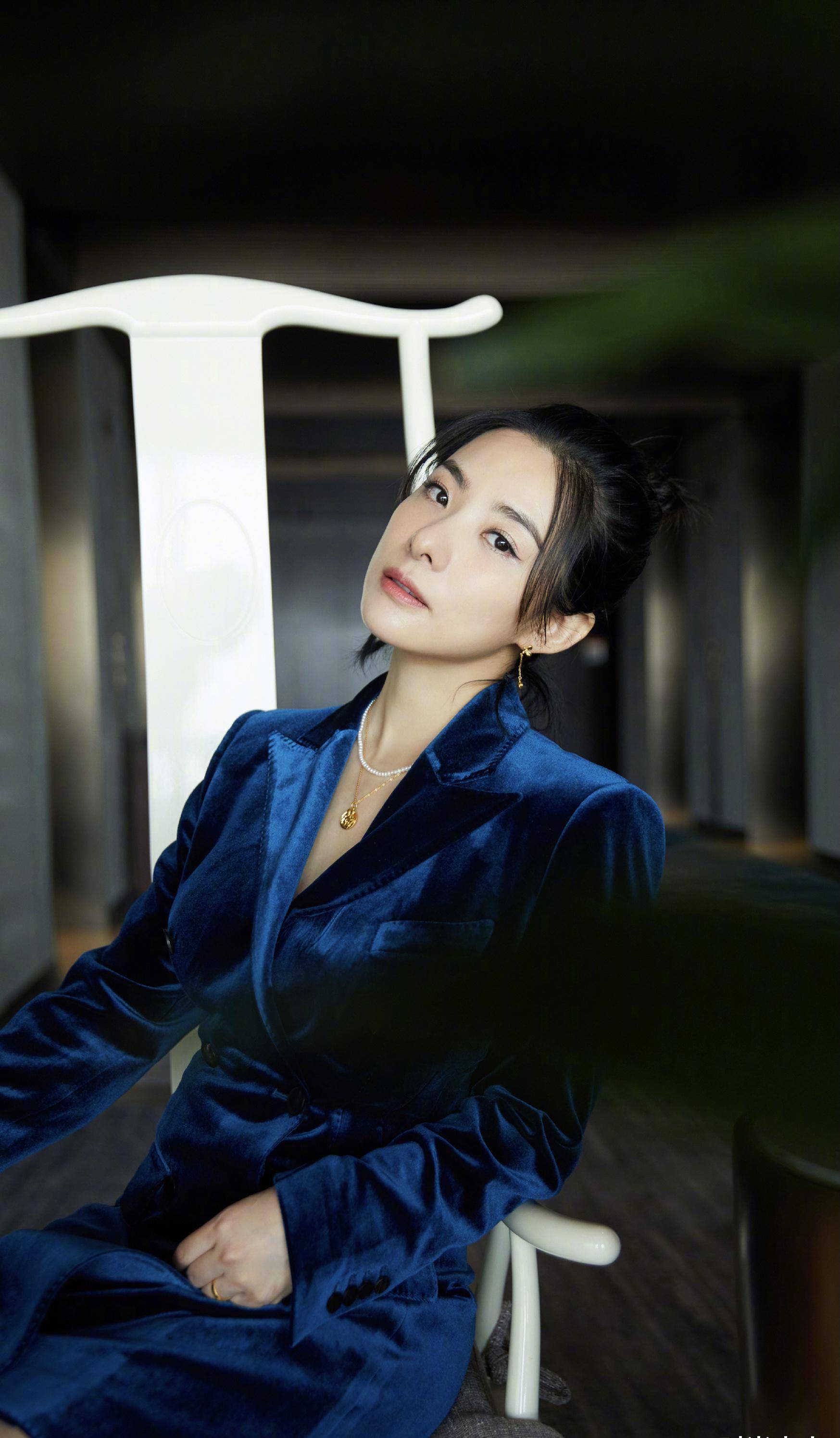 退役后事业家庭双丰收,黑白撞色纱裙中年优雅_刘璇_黑色_身材