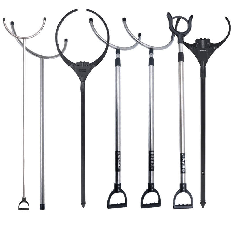 各式钢叉抓捕器防暴橡胶棍防刺服还有一些爆防毒防火装备,以应对突发