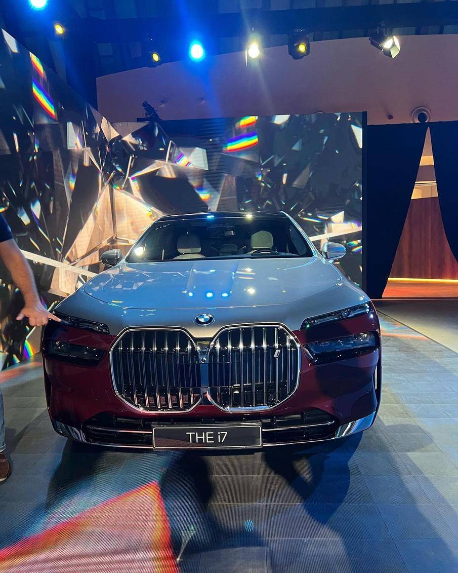 巅峰之作车头很有气势全新宝马i7