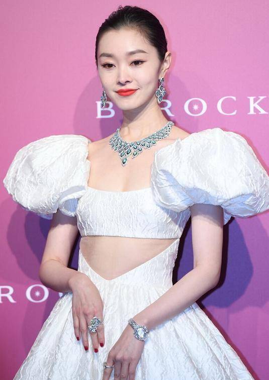 原创宋轶胆子还挺大穿宫廷风礼服中间挖个洞这身材比例谁能不心动