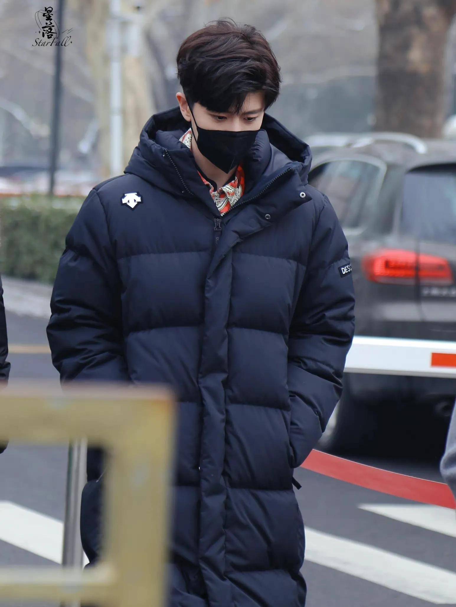 任嘉伦舞台路透的任嘉伦,这张是陈哲远的站姐放出来的,不得不说任嘉伦