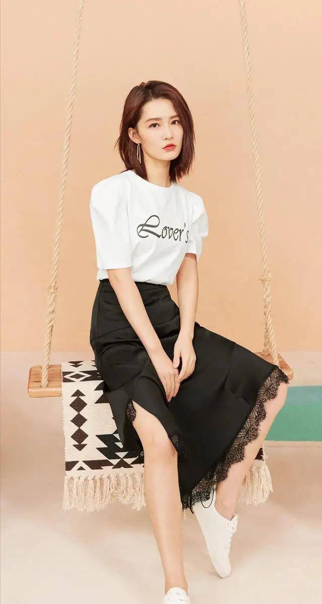初夏经典就是t恤搭配半身裙.李沁选择了经典的黑白色系,简约又洋气.