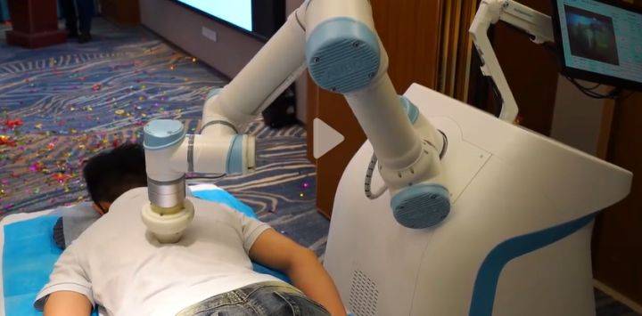"神龙手"智能机器人,可精准辨认和推拿穴位,能够协助中医按摩师