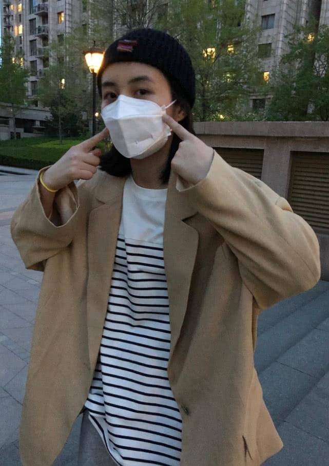 原创张子枫拍照从不开美颜她失去十级ps的腿型怕是小花中最细的