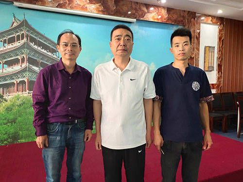 赣州市养生保健协会邱英祥接见上犹县根源居木业创办人谢一棚