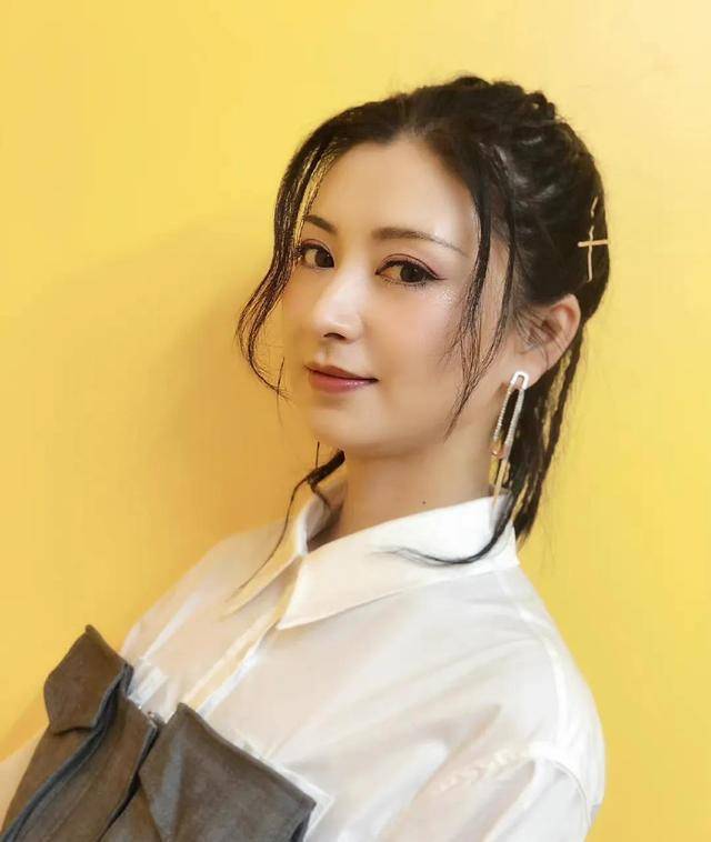 斓曦回家,正好在路上碰到了一个人,那个人在椅子上躺着,看起来就好像
