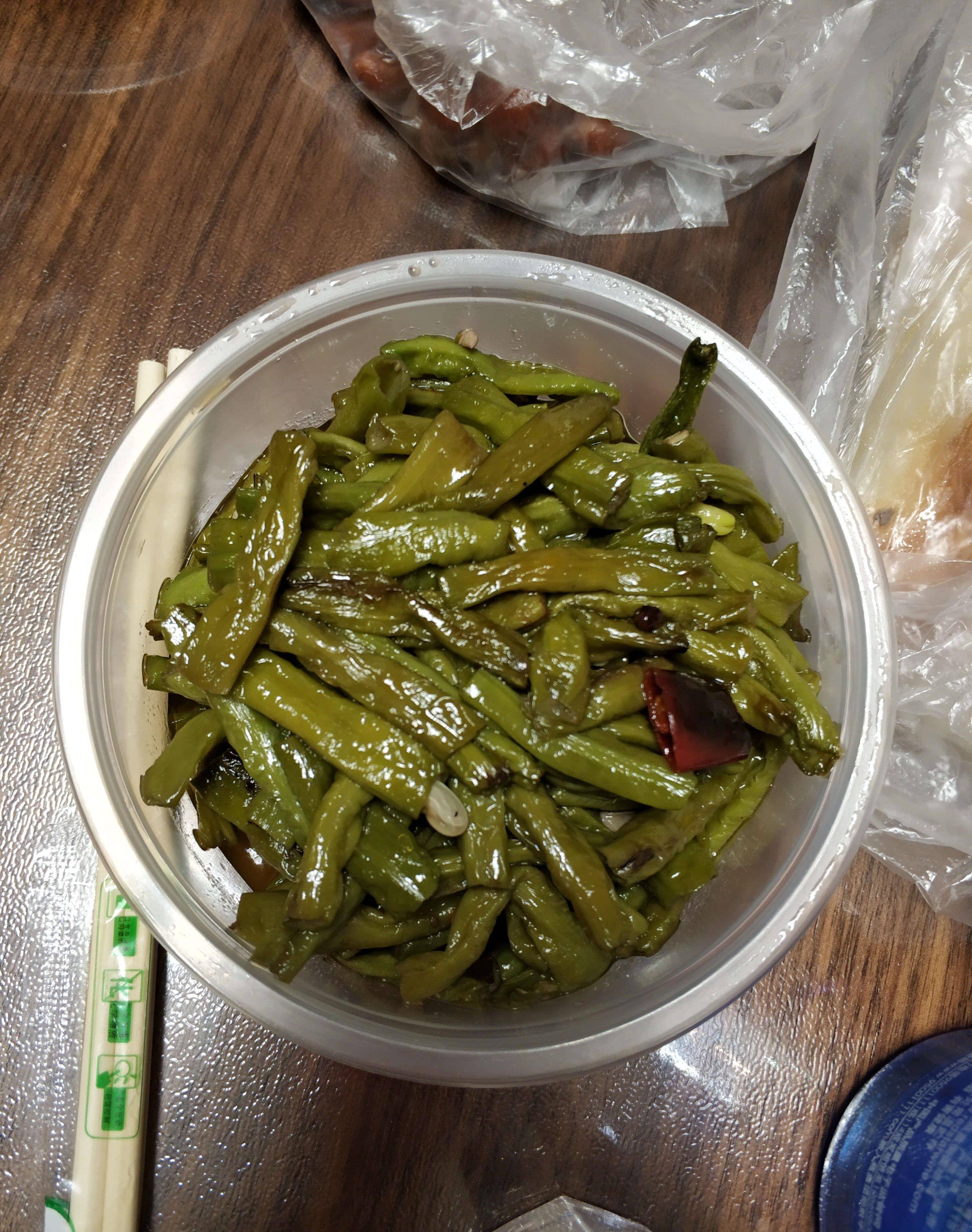 一个人的晚饭:23元外卖叫4个菜,喝了5瓶啤酒3两白酒,我喝醉了