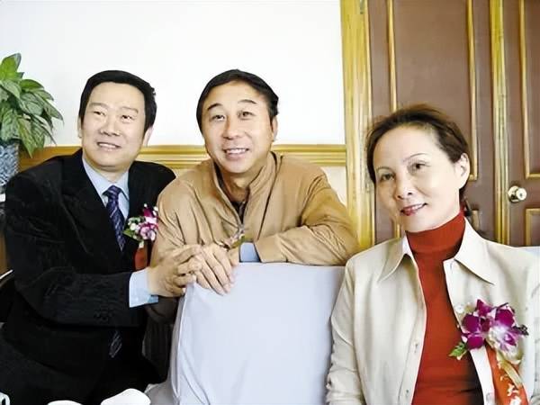 原创央视主持赵保乐娶普通女工妻子婚后生一子一家三口幸福甜蜜