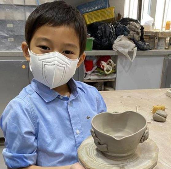 原创郭晶晶儿子近照曝光头发浓密颜值颇像爸爸霍启刚陪他上兴趣班