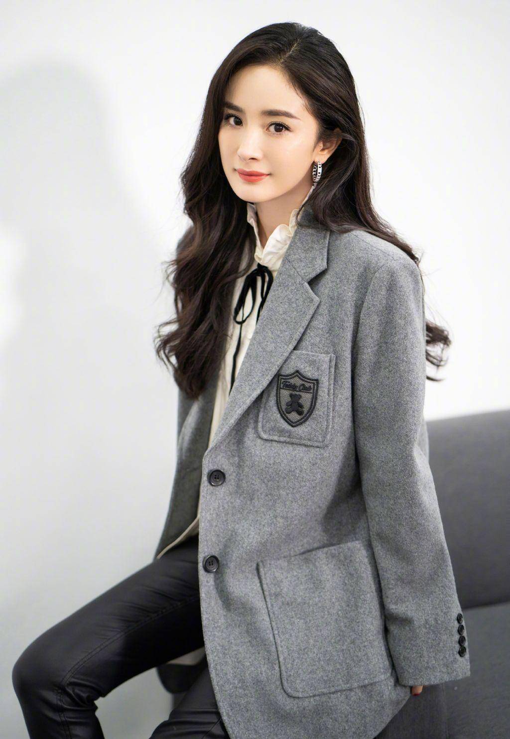 原创还是杨幂会穿灰西装配黑皮裤大秀筷子腿高冷优雅真撩人