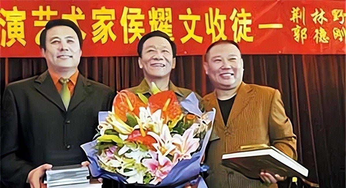 原创侯耀文骨灰安放仪式，侯耀华吻侄女泯恩仇，墓地百万给自己留位置
