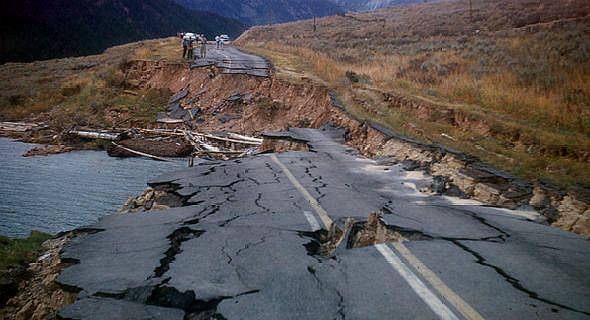 黄石海啸！60年前，7.5级地震如何在公园上空掀起9米高的巨浪