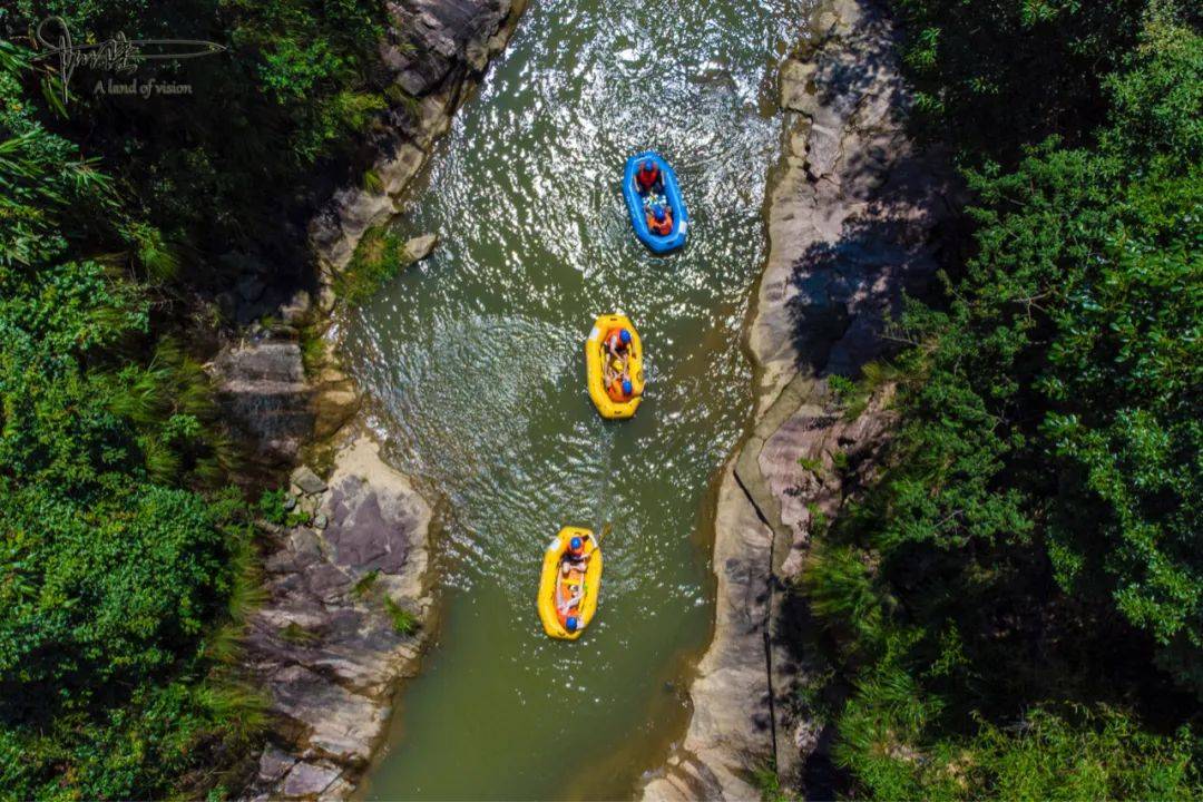 景区位于湖州市安吉县山川乡,一导航"仙龙峡漂流"便知,公共交通不太