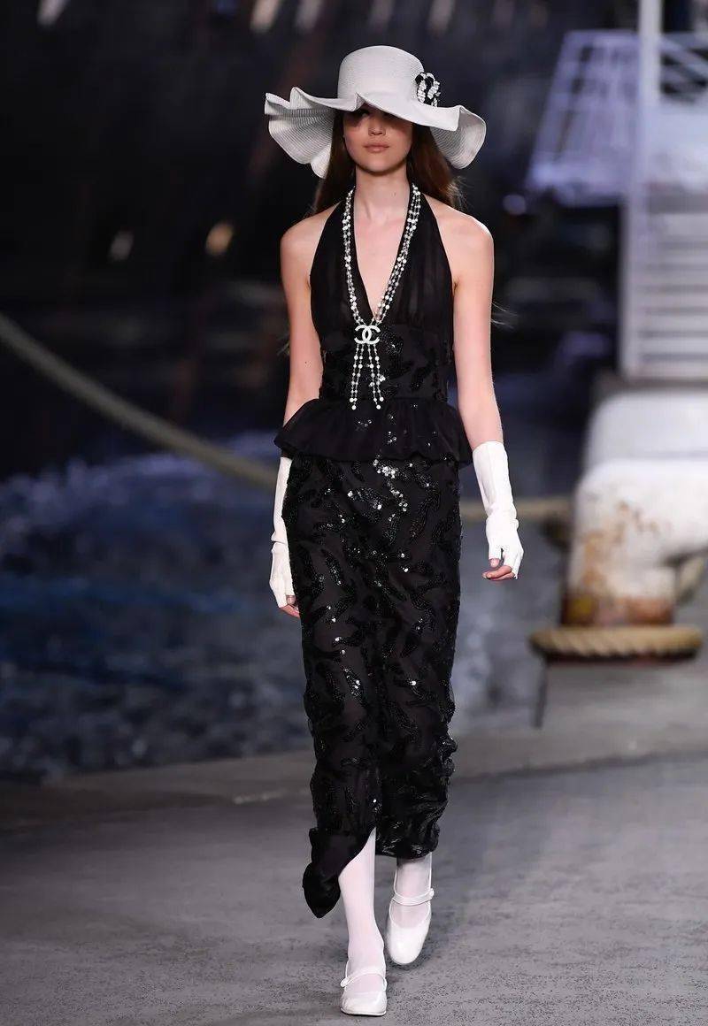 香奈儿历年的小黑裙卡尔·拉格斐曾经说过:"一个穿着黑色连衣裙的女人