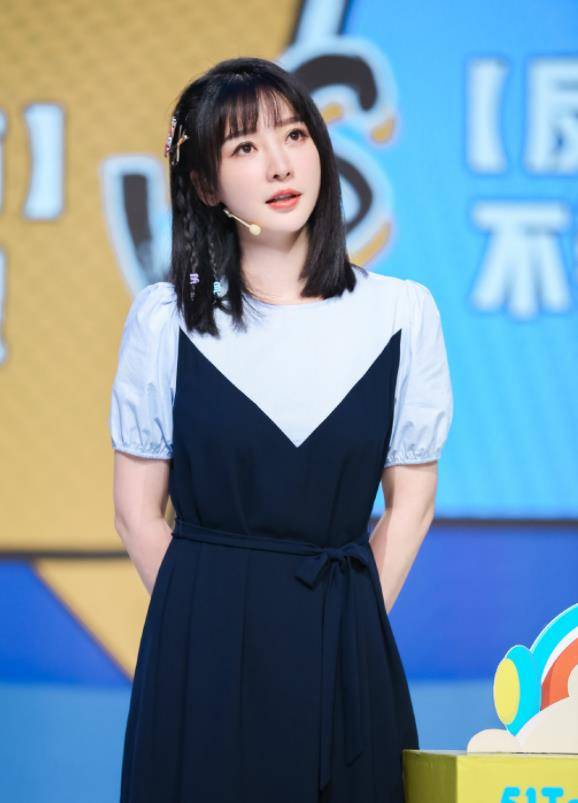 裙装一直是柳岩最拿手的服装搭配,不过现在身上这件服装将更加青春