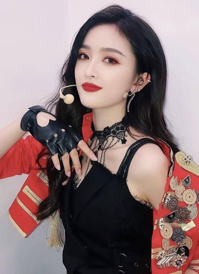 原创吴宣仪为一改甜美风挑战jk制服可全网都盯着她一个地方