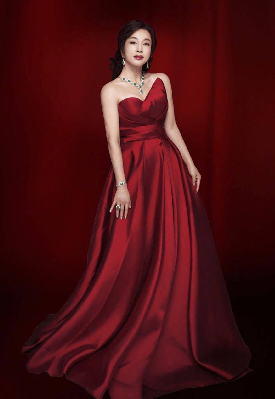 原创刘晓庆不愧是穿搭高手一身红色造型配帽子再戴大玉佩来提亮