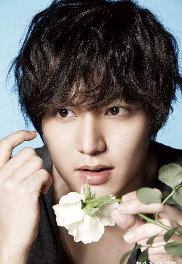 李敏镐33岁生日公司曝光其童年照,与成年后同款笑容力破整容传闻