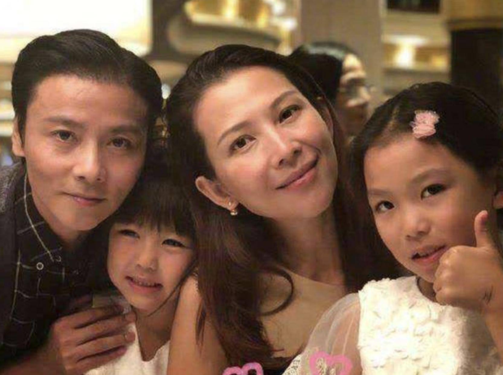 有种"心酸"叫蔡少芬生娃,46岁生下三胎后,和丈夫如同两代人_身材_孩子