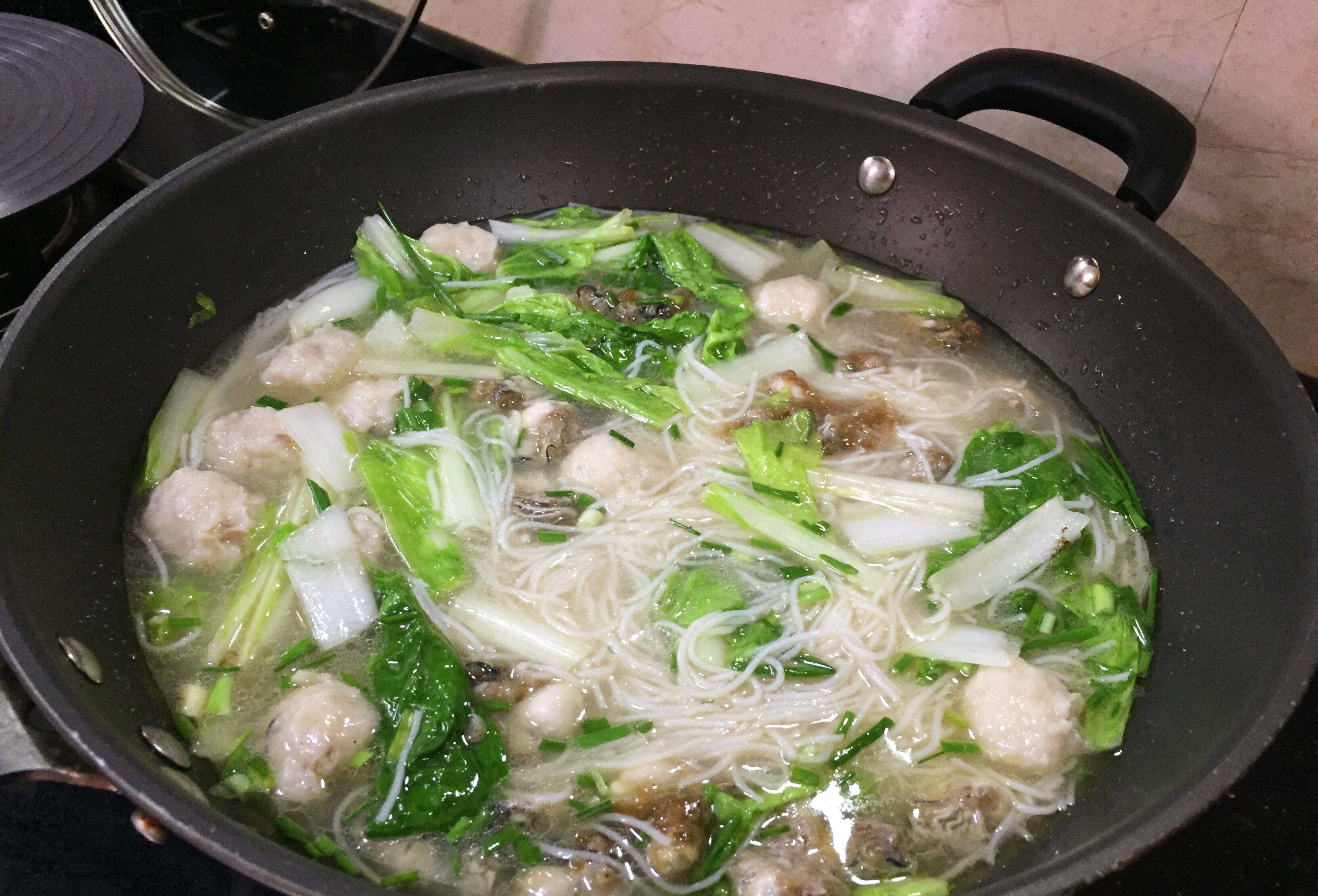 原创天冷了学福建人煮闽南湖头米粉汤味道实在好热腾腾吃得舒心