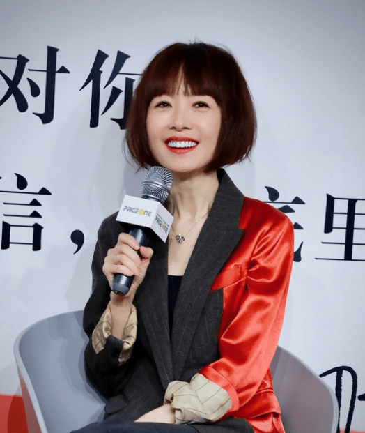 52岁鲁豫近照脸颊凹陷 麻杆腿快成筷子了