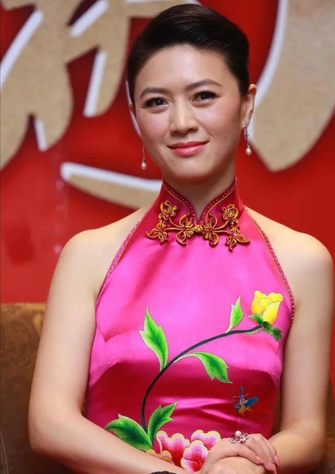 原创44岁田海蓉柔而不腻穿桃红旗袍娇俏艳丽东方美演绎得恰到好处