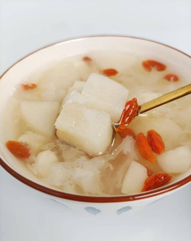 原创入秋后的美食推荐清爽的雪梨荸荠银耳羹