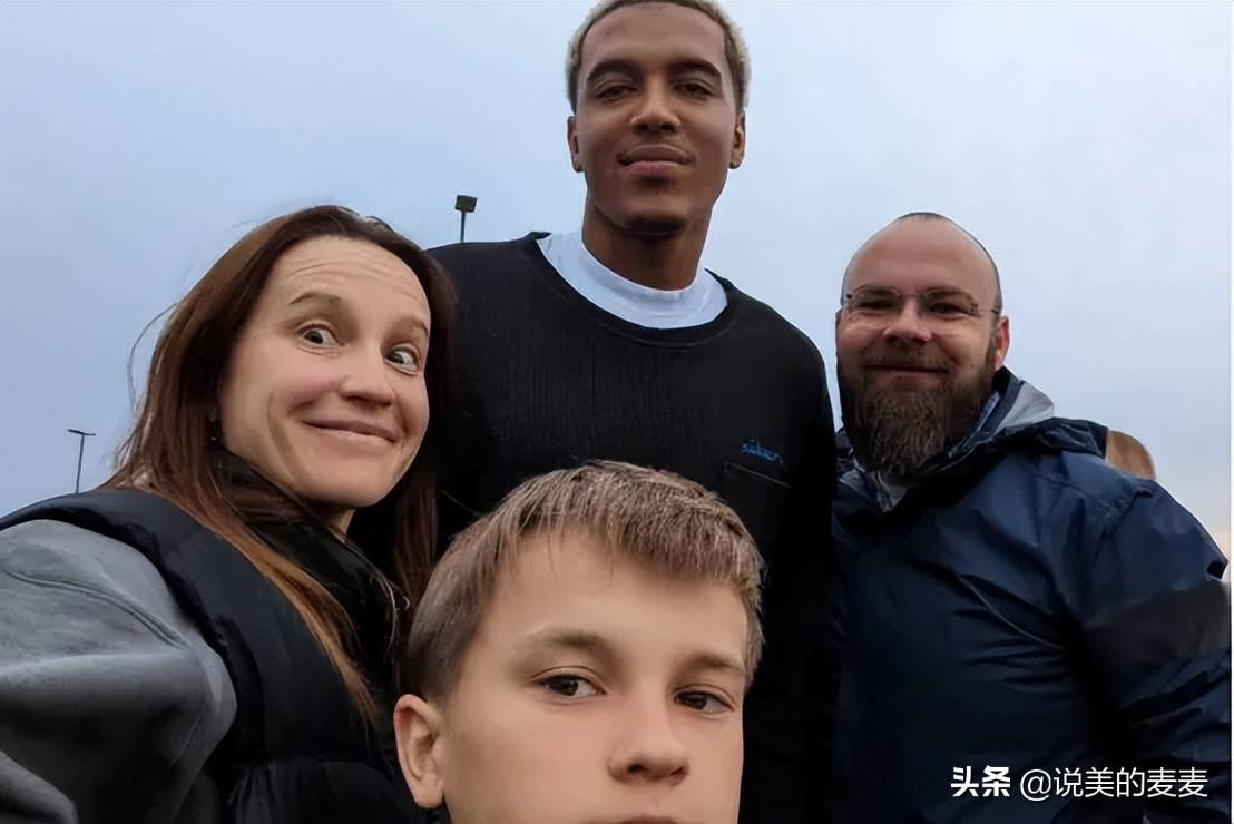 韩的父亲是美国人,母亲是波兰人.他们在俄克拉荷马州的一所中学相遇.