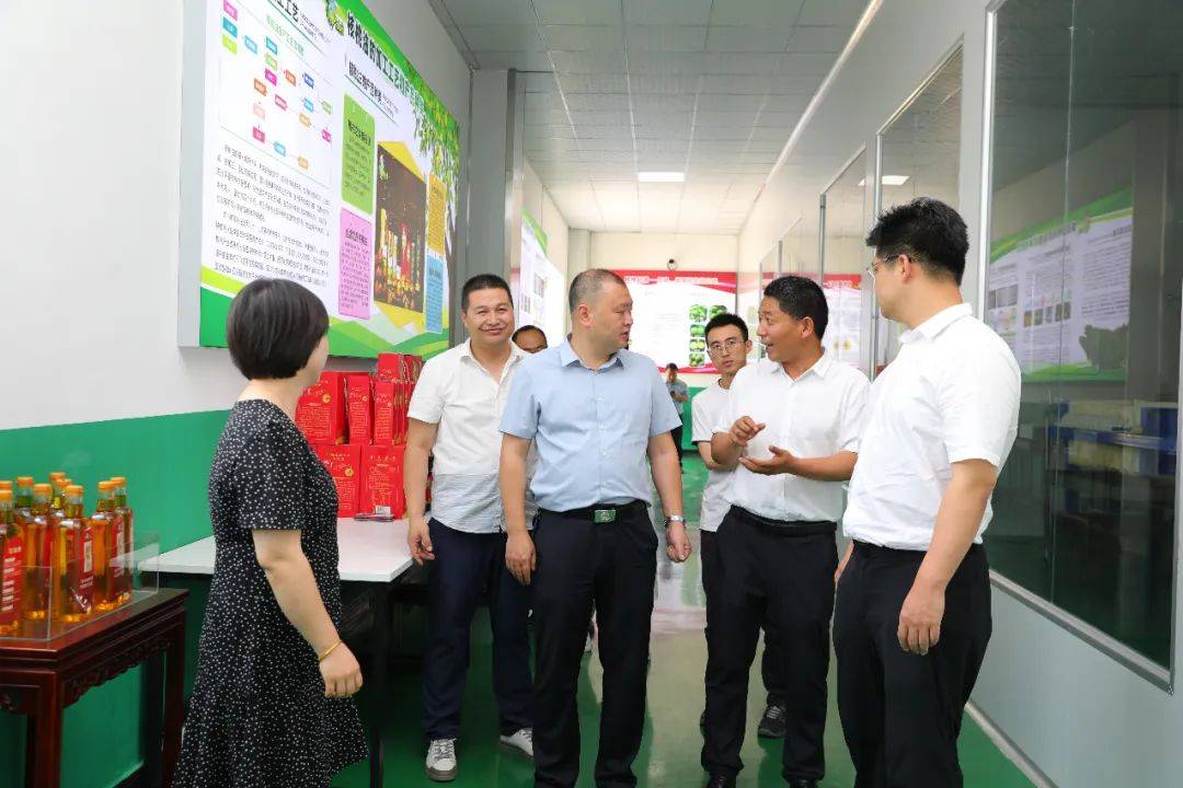 陇南市委常委副市长候选人朱松华一行调研陇小南